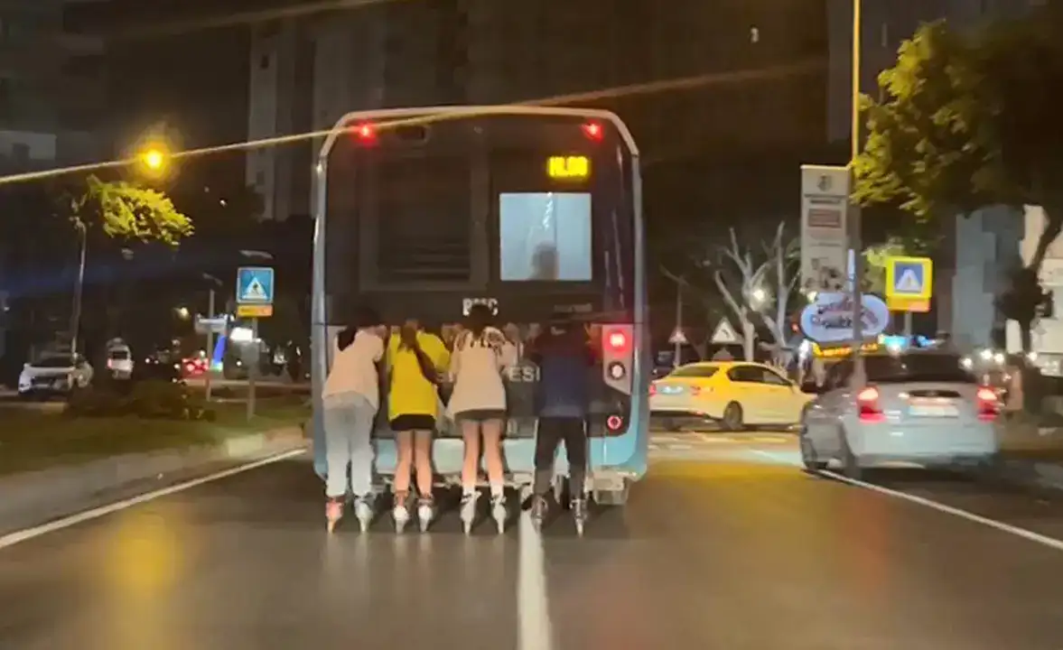 Antalya'da Otobüsten LED’li Uyarı Patenli Çocukları Şaşırttı 2